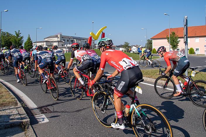 Das Feld bei Marchtrenk Int. "Keine Sorgen" Junioren Rundfahrt UCI Kat. 2.1 MJ