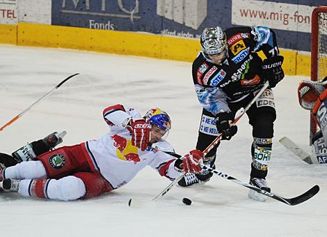 Pat Leahy Liwest Black Wings Linz vs. Manuel Latusa EC Red Bull Salzburg
