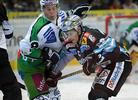 Philipp Lukas Liwest Black Wings Linz und Sami Ryhanen HDD TILIA Olimpija Ljubljana