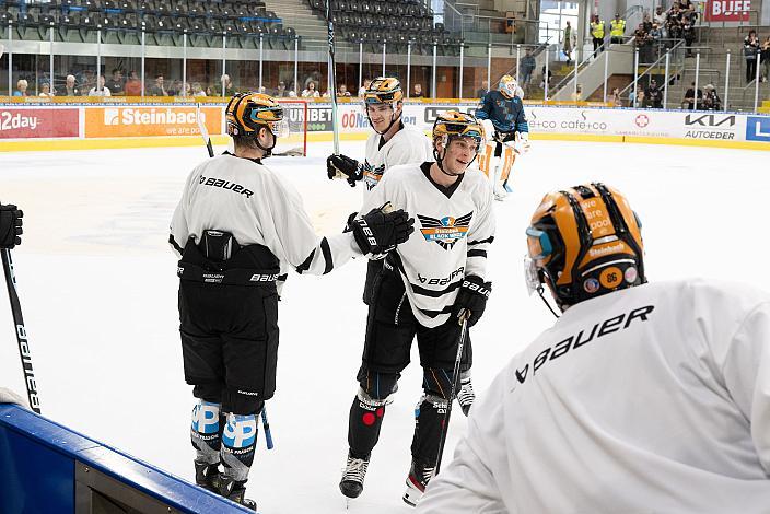 Spass im Training Lorenz Lindner (Steinbach Black Wings Linz) Steinbach Black Wings Linz Steinbach Black Wings Linz, Linz AG Eisarena 