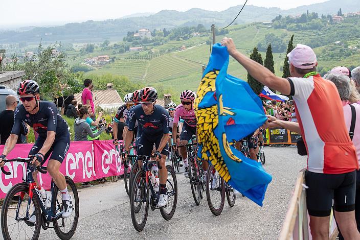Team Ineos Grenadiers führt das Feld mit Egan Bernal (COL, Ineos Grenadiers) im Rosa Trikot zur Bergwertung Gornje Cerovo in Slowenien. Stage 15 Grado - Gorizia (147km), 104. Giro d Italia, UCI Worl Tour