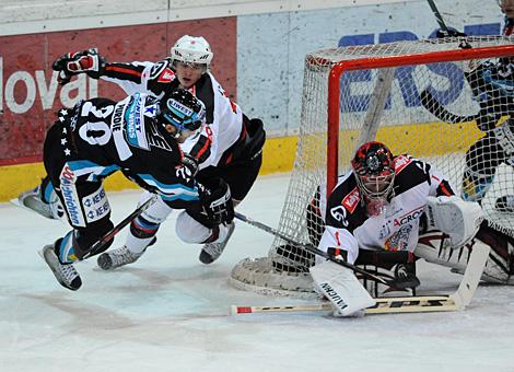 #20 Brad Purdie, EHC Liwest Black Wings Linz im Anflug auf das Tor von Jesenice, gehuetet von der #1 Andrej Hocevar, Tormann, HK Acroni Jesenice. 