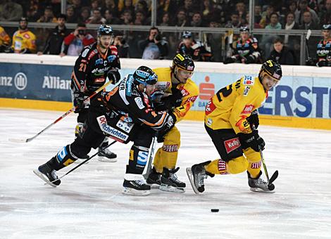 Michael Mayr Liwest Black Wings Linz kaempft gegen Marcel Rodman und Harald Ofner EV Vienna Capitals