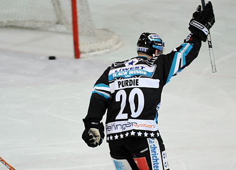 #20 Brad Purdie, Stuermer, Liwest Black Wings Linz scort und jubelt.