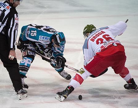 Brett McLean (EHC Liwest Black Wings Linz) und Joel Broda (HCB Suedtirol), EHC Liwest Black Wings Linz vs HCB Suedtirol 6. Viertelfinale