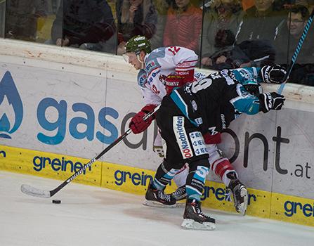 Sebastien Piche (EHC Liwest Black Wings Linz) und Matt Pope (HCB Suedtirol), EHC Liwest Black Wings Linz vs HCB Suedtirol 6. Viertelfinale