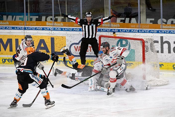 Gints Meija (Steinbach Black Wings 1992), Tormann Jared Coreau (iClinic Bratislava Capitals), Michel Miklik (iClinic Bratislava Capitals), Dennis Yan (Steinbach Black Wings 1992)  Steinbach Black Wings 1992 vs iClinic Bratislava Capitals, Qualifikationsrunfe Eishockey, Bet at Home ICE Hockey League