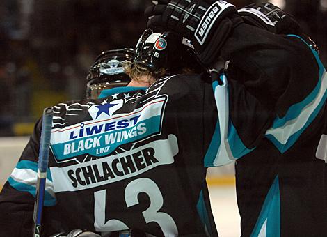 #63 Markus Schlacher, Stuermer, EHC Liwest Black Wings Linz bringt mit seinem Shorthander den Linzern den Ausgleich zum 1 zu 1. 