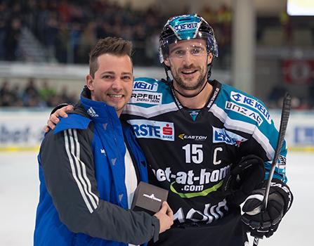 Spieler des Abends Brett McLean (EHC Liwest Black Wings Linz), EHC Liwest Black Wings Linz vs HCB Suedtirol 6. Viertelfinale