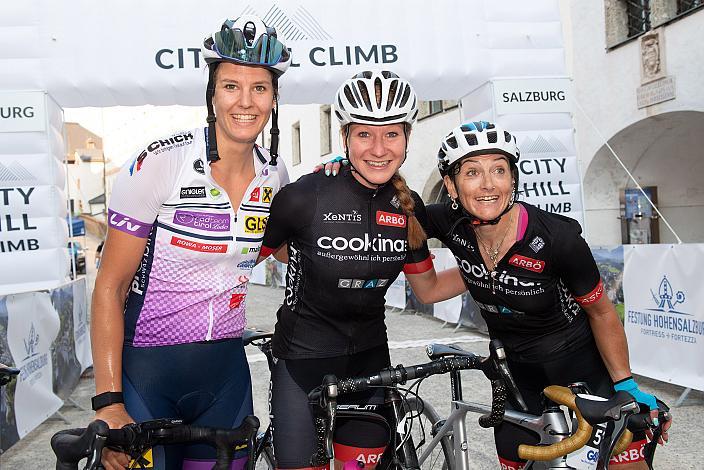 2. Platz Manuela Hartl (GER, Team Cookina ARBÖ ASKÖ Graz RLM Stmk), Siegerin Carina Schrempf (AUT, Team Cookina ARBÖ ASKÖ Graz RLM Stmk) 3. Platz Elisabeth Kappaurer (AUT, Union Raiffeisen Radteam Tirol), City Hill Climb Salzburg, Festung Hohensalzburg, Radsport, Bergrennen