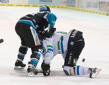 Marius Göhringer (EHC Liwest Black Wings Linz) und Matej Hocevar (HDD TELEMACH Olimpija Ljubljana), EHC Liwest Black Wings Linz vs HDD TELEMACH Olimpija Ljubljana, Laibach
Marius GÃ¶hringer (EHC Liwest Black Wings Linz) und Matej Hocevar (HDD TELEMAC