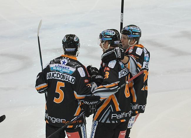 Markus Schlacher, Franklin und MacDonald und Mark Szuecs, Liwest Black Wings Linz jubeln ueber das 1 zu 0 gegen Graz.