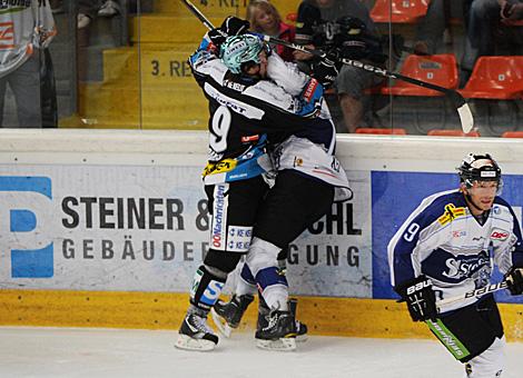 Danny Irmen an der Bande. Liwest Black Wings Linz vs Straubing Tigers 