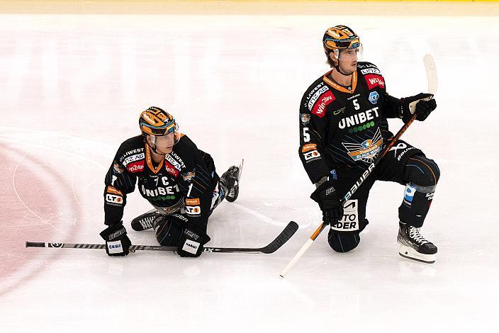 Brian Lebler (Steinbach Black Wings Linz), Raphael Wolf (Steinbach Black Wings Linz) Steinbach Black Wings Linz vs EC Red Bull Salzburg, 17. Runde ICE Hockey League, Steinbach Black Wings Linz, Linz AG Eisarena 