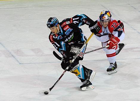 #21 Philipp Lukas, Stuermer, EHC Liwest Black Wings Linz verfolgt von derJohn Hughes, Red Bull Salzburg.