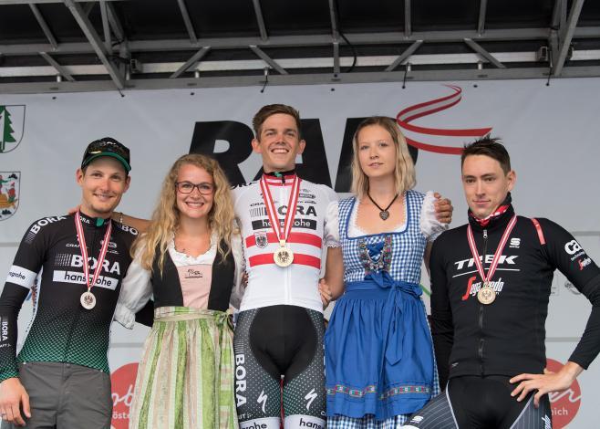das Siegerpodest v.l. Lukas Pöstlberger (AUT, Bora - Hansgrohe), Sieger Gregor Mühlberger (AUT, Bora - Hansgrohe), 3. Platz Michael Gogl (AUT, Trek - Segafredo) Rad Staatsmeisterschaft, Elite Herren, Grein an der Donau
das Siegerpodest v.l. Luka