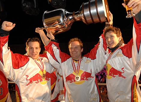 Daniel Welser, Greger Artursson und Philipp Pinter mit dem Meisterpokal.
