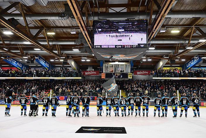 Das Team der Steinbach Black Wings Linz feiern den Sieg und Aufstieg ins Semifinale, Win2Day ICE Hockey League, 7. Viertelfinale, Steinbach Black Wings Linz vs Moser Medical Graz 99ers,  Linz AG Eisarena