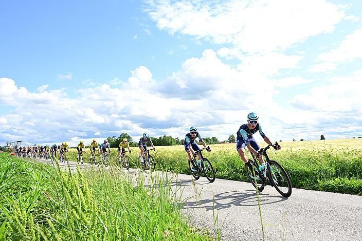 Das Peloton unterwegs im Innviertel, 2. Etappe Eferding - Reichersberg, Oberösterreich Rundfahrt