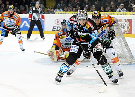#91 Martin Grabher Meier, Stuermer, Liwest Black Wings Linz vs. # 73 Nick Kuiper, Verteidiger, EC Moser Medical Graz 99ers