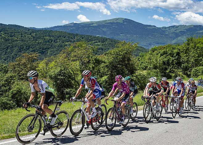 Das Feld im Anstieg Cima Campo,  Pascal Ackermann (GER, Bora-Hansgrohe) , Giro, Giro d Italia, Radsport, 102. Giro d Italia - 20. Etappe