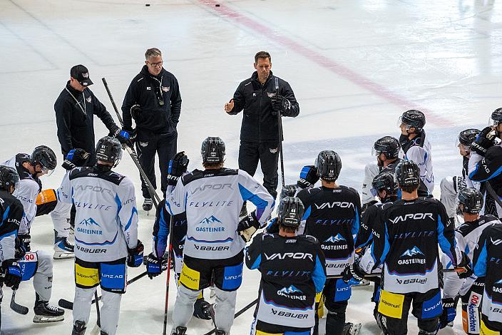 Head Coach Philipp Lukas (Steinbach Black Wings Linz) leitet das Eistraining, (Steinbach Black Wings Linz) Erstes Eistraining, Steinbach Black Wings Linz , Linz AG Eisarena 