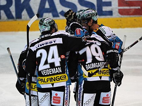 Linz feiert das 1 zu 0, EHC Liwest Black Wings Linz vs. EC Rekord Fenster VSV