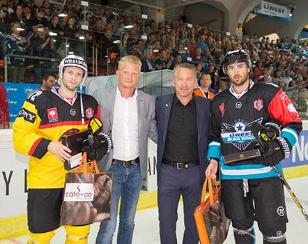 Spieler des Abends Dan DaSilva (EHC Liwest Black Wings Linz) und defenseman David Jobin #72 of SC Bern, EHC Liwest Black Wings Linz vs SC Bern