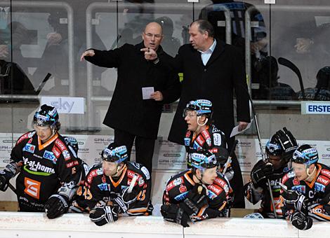 Co-Trainer Rick Nasheim  und Trainer Kim Collins Liwest Black Wings Linz EC Red Bull Salzburg