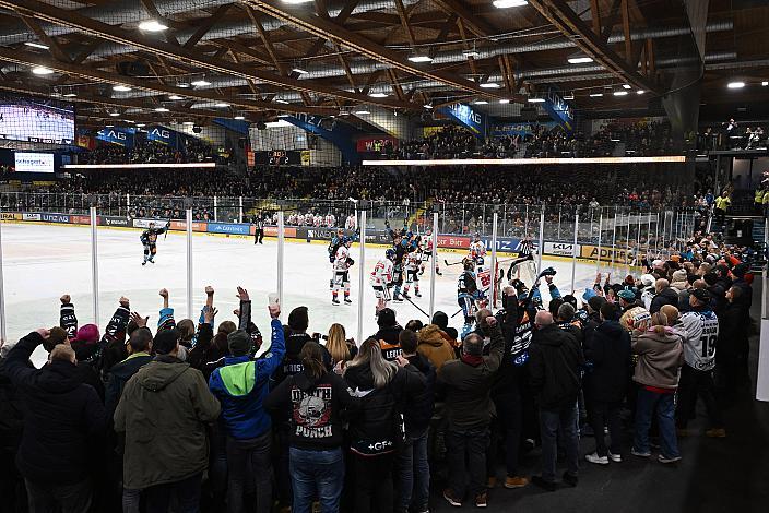Die Steinbach Black Wings Linz feiern das Tor zum 3 zu 2 durch Niklas Würschl (Steinbach Black Wings)