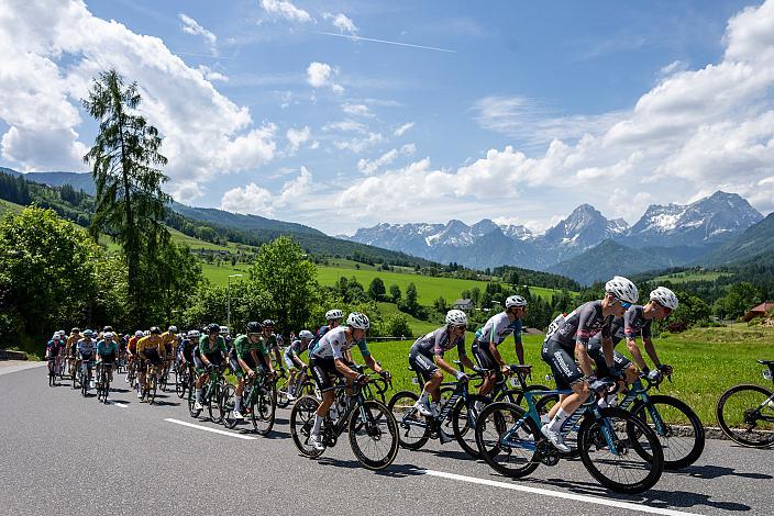 Das Peloton in Vorderstoder, 4. Etappe St.Florian /Asten - Hinterstoder/Höss 15. Int. Raiffeisen OÖ-Radrundfahrt UCI Kat. 2.2