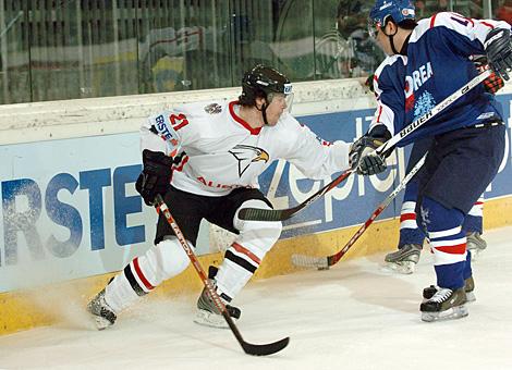 #21 Matthias Trattnig, Stuermer, Team Austria im Duell an der Bande.
