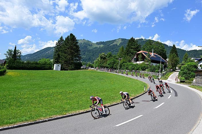 Das Peloton in der Region Steyr, Pyhrn Priel, 4. Etappe von Steyr nach Steyr, 170,5km, Lidl Tour of Austria