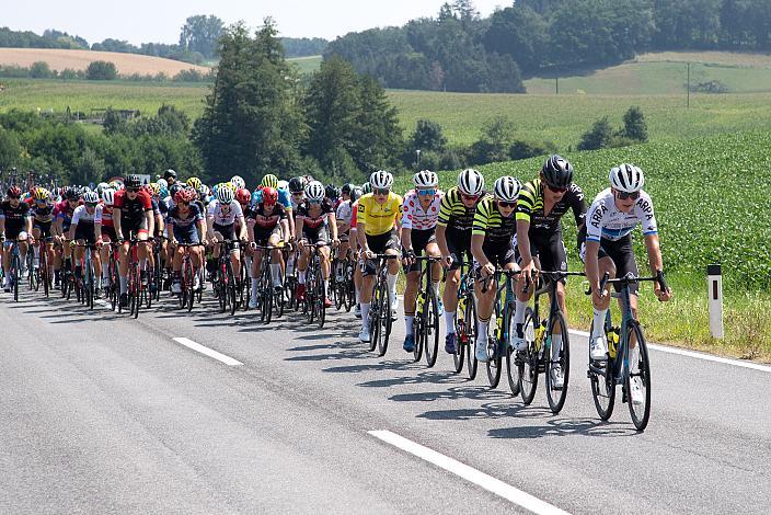 Team Cannibal führt im Peleton im Gelben Trikot des Gesamtführenden Frank Aron Ragilo (EST, Cannibal Team), Bad Wimsbach - Strass im Attergau, Int. "Keine Sorgen" Junioren Rundfahrt UCI Kat. 2.1 MJ