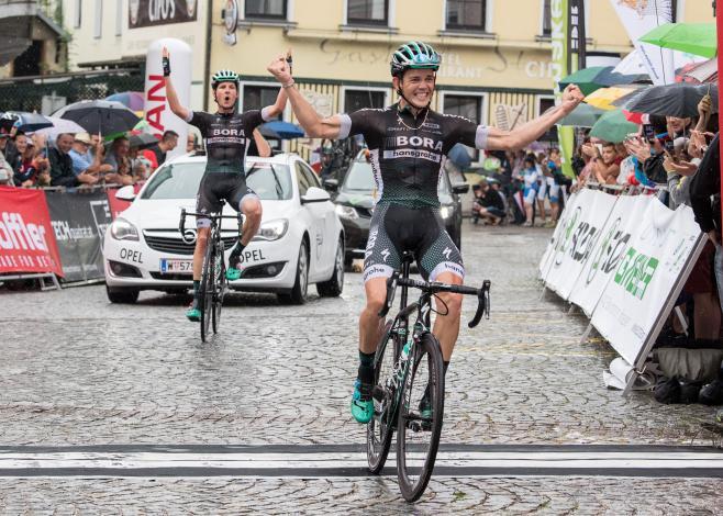 Lukas Pöstlberger (AUT, Bora - Hansgrohe) und Sieger Gregor Mühlberger (AUT, Bora - Hansgrohe), Rad Staatsmeisterschaft, Elite Herren, Grein an der Donau
Lukas PÃ¶stlberger (AUT, Bora - Hansgrohe) und Sieger Gregor MÃ¼hlberger (AUT, Bora - Hansg