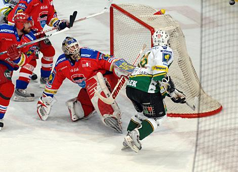 #1 Roman Turek, Tormann, HC Mountfield Budweis klaert vor der #83 Vitezslav Bilek, HC Energie Karlovy Vary. 