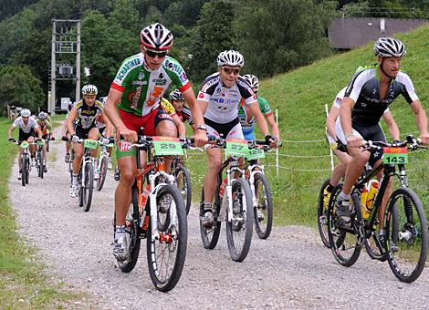 Die Starter der Extremestrecke Markus Loisl, Roman Rametsteiner im ersten Anstieg.