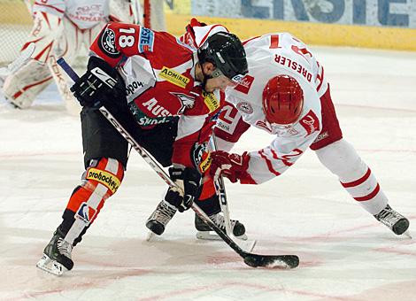 #18 Thomas Koch, Stuermer, Team Austria im Duell mit der #21 Dohr Dresler, Team Danmark.