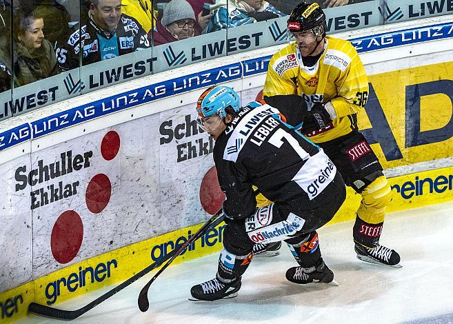Im Bild: Brian Lebler (EHC Liwest Black Wings Linz), Mark Flood (spusu Vienna Capitals) Eishockey,  EHC Liwest Black Wings Linz vs Spusu Vienna Capitals