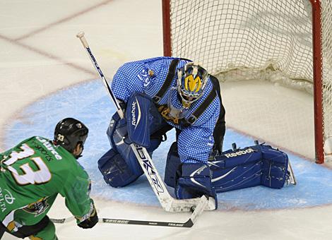Der Muenchner Keeper Jochen Vollmer klaert vor der #33 Brandon Prust, London Pro Knights.