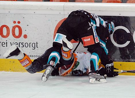 #14 Florian Iberer, Verteidiger, EHC Liwest Black Wings Linz im Zweikampf an der Bande.