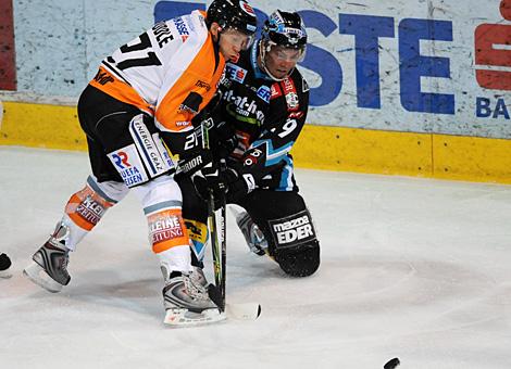 #29 Markus Matthiasson, Stuermer, EHC Liwest Black Wings Linz im Duell mit der #21 Troy Riddle, EC Graz 99ers.