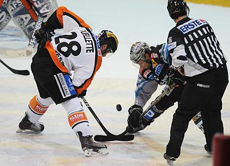 Philipp Lukas Liwest Black Wings Linz vs. Michael Ouellette EC Moser Medical Graz 99ers
