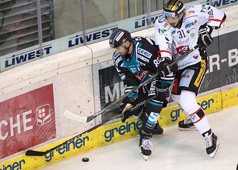 Dan DaSilva (EHC Liwest Black Wings Linz) und Jakub Stehlik (HC Orli Znojmo)  EHC Liwest Black Wings Linz vs HC Orli Znojmo