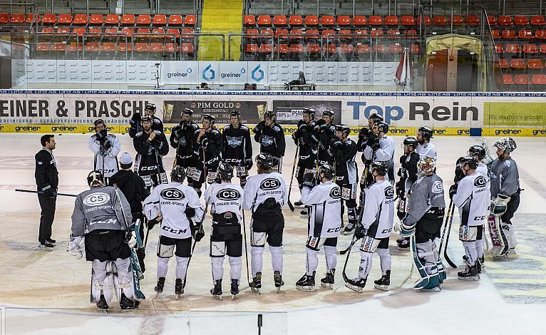 Head-Coach Mark SzÃ¼cs (EHC Liwest Black Wings Linz) vor dem Team EHC Liwest Black Wings Linz 