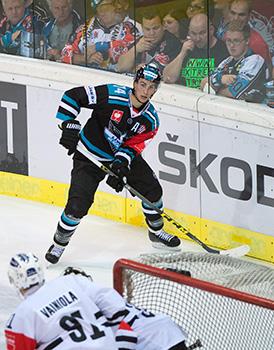 Daniel Oberkofler (EHC Liwest Black Wings Linz, #74), EHC Liwest Black Wings Linz vs TPS Turku 