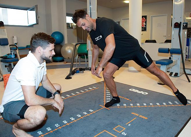 Dragan Umicevic (Steinbach Black Wings 1992) mit Physiotherapeut Sebastian Walch, Ergotest bei INDIGO Therapiezentrum Linz, Steinbach Black Wings Linz, Eishockey, Bet at Home ICE Hockey League