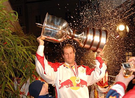 Donald Maclean mit dem Meisterpokal.