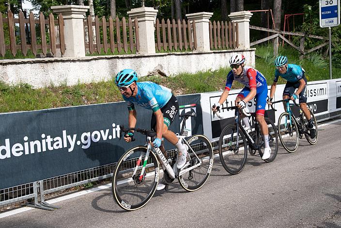 Lorenzo Fortunato (ITA, Eolo-Kometa Cycling Team), Attila Valter (HUN, Groupama - FDJ), Vincenzo Nibali (ITA, Astana Qazaqstan Team), Stage 17 Ponte di Legno - Lavarone, 105. Giro d Italia, UCI Worl Tour