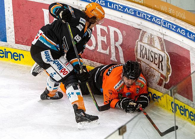 Brian Lebler (Steinbach Black Wings 1992) , Vitalii Menshikov (Moser Medical Graz 99ers) Steinbach Black Wings 1992 vs Graz 99ers, Qualifikationsrunfe Eishockey, Bet at Home ICE Hockey League